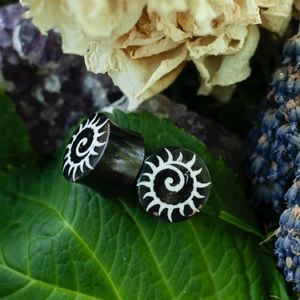 Black/White Acrylic Spiral Saddle Plug